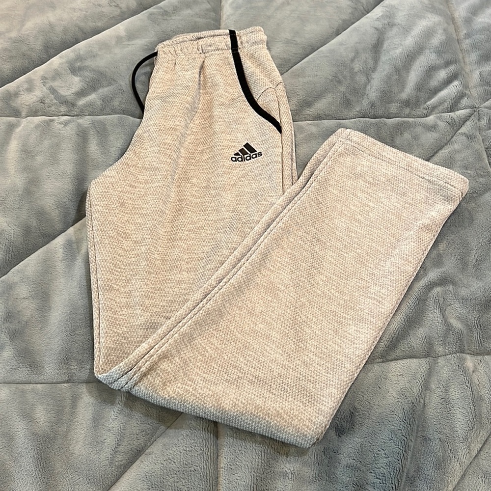 Women’s adidas straight leg high rise sweatpants in grey size small